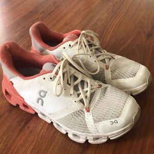 ON Running cloudflyer peach white Athletic sneakers running shoes, size 6 damag